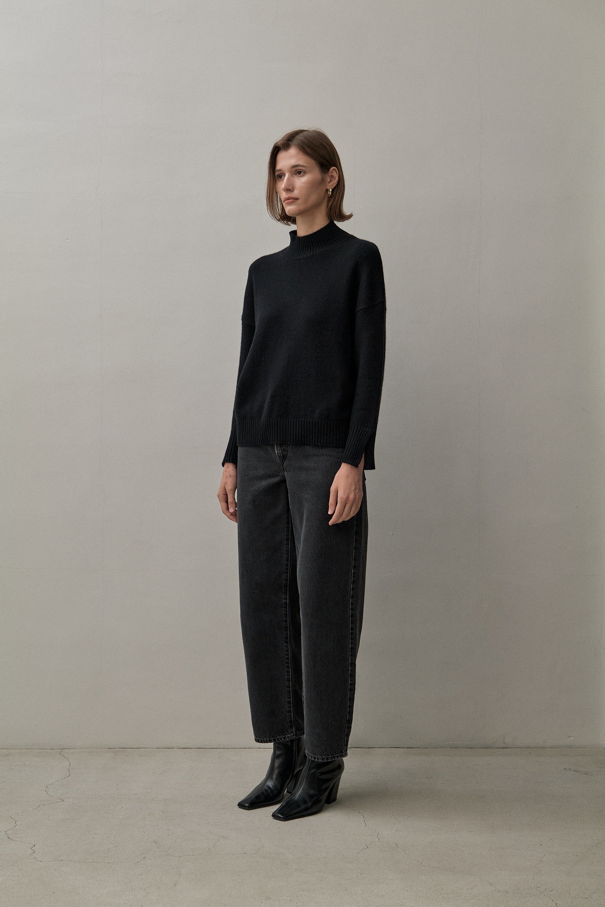 THE MOCK NECK - BLACK